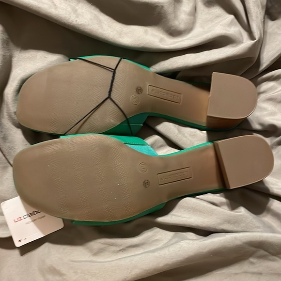 Liz Claiborne green slip on with memory foam. Heel is about 2.5 inches. - Picture 3 of 4